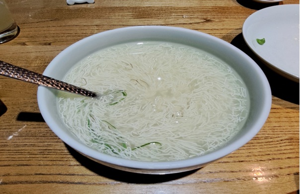 當地名菜把豆腐切成細如髮絲的文思豆腐